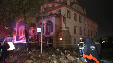 Elazığ'da yıldırım isabet eden cami minaresi yıkıldı