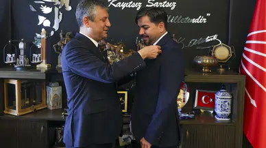 Rozetini Özgür Özel takmıştı: CHP, Arif Kocabıyık'ın üyelik işlemlerini durdurdu