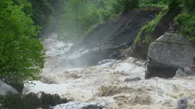 Sağanak Artvin’de hayatı felç etti: Dere taştı, köprü hasar gördü