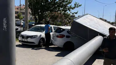 Balıkesir'de market tabelası park halindeki araçların üzerine düştü