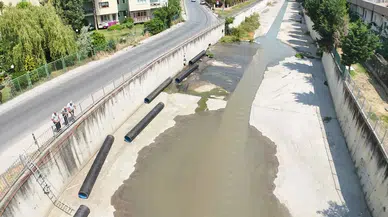 Küçükçekmece Gölü'Ne karışan kirli su gölün rengini değiştirdi