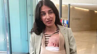 AB'de bir ilk: İsveçli Bakan toplantıya 3 aylık bebeğiyle katıldı
