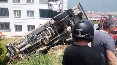 Bursa'da korkutan kaza: Tanker site bahçesine devrildi