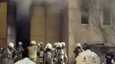 Esenyurt'ta korkutan yangın: İki katlı fabrikada yangın çıktı