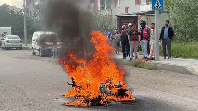 Erzurum’da moto kuryenin motosikleti seyir halindeyken alev aldı
