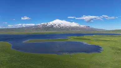 Bitlis'in doğal güzelliği havadan görüntülendi: Süphan Dağı ile Cil Gölü