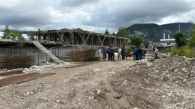 Kütahya'da inşaat iskelesi çöktü: 4 işçi yaralı