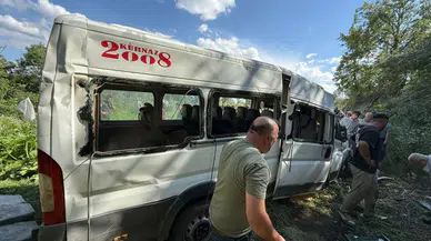 Burdur'da kontrolden çıkan minibüs tarlaya uçtu: 8 kişi yaralandı