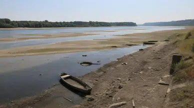 Tuna Nehri'nde su seviyesi düşüyor: Tekneler çamura saplandı