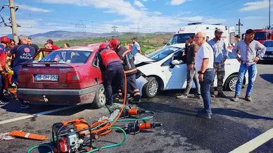 Sakarya'da iki otomobil çarpıştı: 1'i bebek 7 kişi yaralı