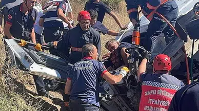 Freni boşalan şeftali yüklü kamyon otomobilin üzerine devrildi: 6 kişi yaralı