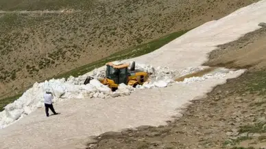 Bitlis'te Temmuz ayında kar mücadelesi sürüyor