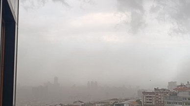 İstanbul'da şiddetli fırtına: Ağaçlar devrildi, çatılar uçtu