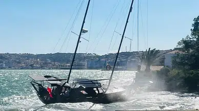 Ayvalık'ta şiddetli fırtına: Yelkenli tekne kıyıya sürüklendi