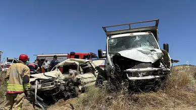 Manisa'da otomobil ile kamyonet çarpıştı: 1 kişi yaşamını yitirdi