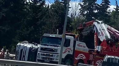 Kırklareli'ndeBariyerlere çarpan tır yan yattı: Sürücü Kurtuldu