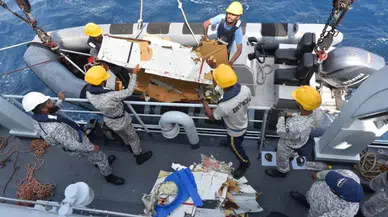 Pakistan'da kaybolmuştu: Kargo uçağının enkazı denizde bulundu