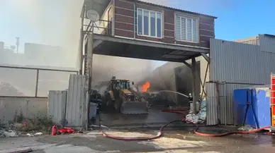 Kocaeli'nde geri dönüşüm deposunda yangın çıktı