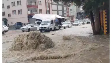 Malatya’da şiddetli sağanak: Ulaşımı aksattı