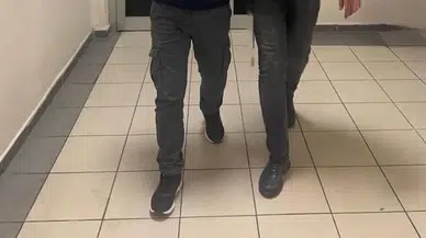 Kendisini polis olarak tanıtan dolandırıcı kuyumcuda altın alırken yakalandı