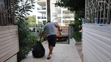 Marmaris’te bir evden bir kamyon çöp çıkarıldı