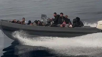 Urla açıklarında lastik bottaki 46 düzensiz göçmen yakalandı