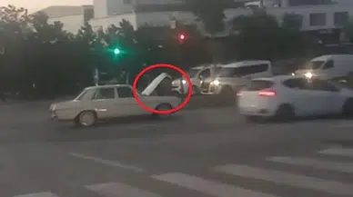 Seyir halindeki otomobilin kaputunu açarak tamir etti
