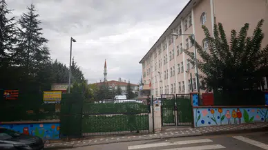 Boşanma aşamasındaki eşini okul bahçesinde bıçakladı