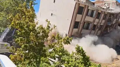 Elazığ’da iki bina tek dokunuşuyla yerle bir oldu