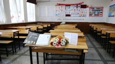 Adana’da babaları tarafından öldürülen kardeşlerin karneleri sıralarına çiçeklerle bırakıldı