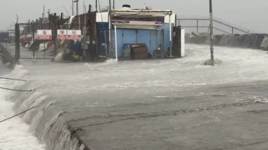 Avcılar'da fırtına tehlikesi: Dalgalar mendireği aşıp barınağı su bastı
