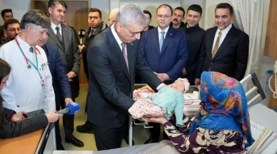 Sağlık Bakanı Kemal Memişoğlu, İstanbul’da yeni yılın ilk bebeklerini ziyaret etti
