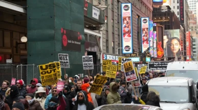 Saldırı sonrası protesto! New York'ta binlerce kişi Venezuela için yürüdü