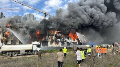 Esenyurt’ta şantiye alanındaki 3 katlı işçi konteynerinde yangın çıktı