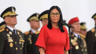 Venezuela’da ordu yönetimi destek: Rodriguez resmen ‘Başkomutan’ ilan edildi