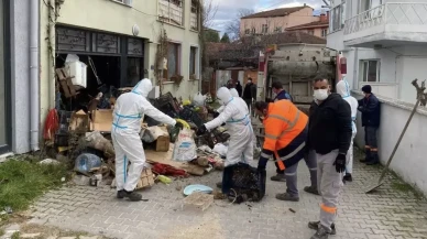 Bursa'da 2 katlı evden 9 kamyon dolusu çöp çıkarıldı