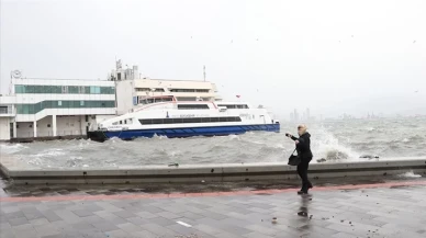 İzmir’de şiddetli rüzgar nedeniyle vapur seferleri iptal edildi