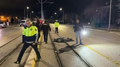 Eskişehir'de otomobil yayaların arasına daldı: 3 öldü