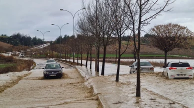 Adana'da sağanak yaşamı felç etti: Yollar kapandı, kaya parçaları savruldu