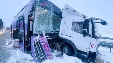 Kars Erzurum kara yolunda otobüs kamyona çarptı, 9 kişi yaralandı