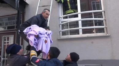 Bebek sesi ihbarı: Ekipler pencereden girip 1,5 yaşındaki Gökçe’yi kurtardı