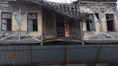 Adana’da tarihi binanın çatısı çöktü: Cadde trafiğe kapatıldı