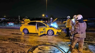 Beyoğlu'nda seyir halindeki taksi alev alev yandı: Sürücü ve yolcular son anda kurtuldu