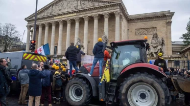 Fransız çiftçilerden AB anlaşmasına tepki: Meclis'in önüne 30 ton patates döktüler
