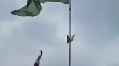 Suriye'de YPG/SDG ile anlaşma sonrası PKK/SDG bayrağını indirdiği görüntü paylaşıldı