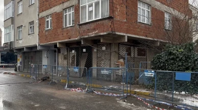 Sultanbeyli'de binanın balkonu çöktü, 2 otomobilde hasar oluştu