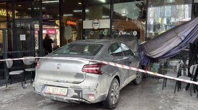 Otomobil alışveriş merkezine girdi: Demir trabzanları kırıp iş yerine daldı