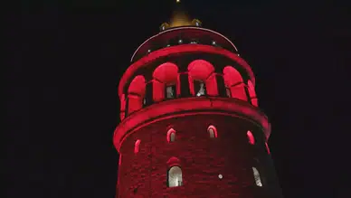 Galata kulesi Multipl miyelom farkındalığı için kırmızıya büründü