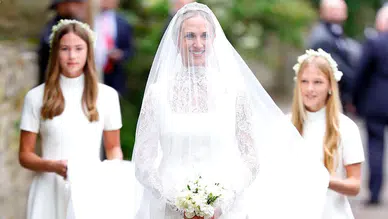 Kraliyet ailesi Cotswolds'daki düğünde bir araya geldi: Phillips ve Sperling evlendi