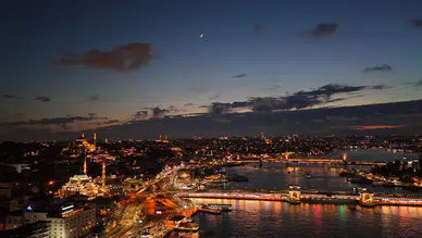 İstanbul semalarında ay yıldız manzarası oluştu